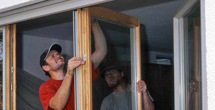 Bauschaum entfernen, Holz-Fensterrahmen, Klebeband